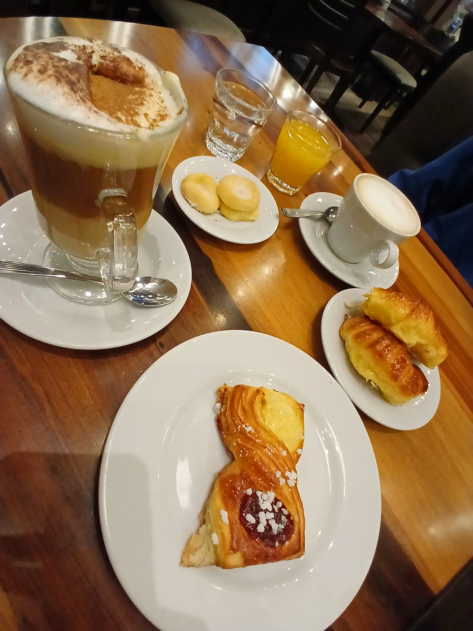 Café con leche con medialunas y facturas recién horneadas