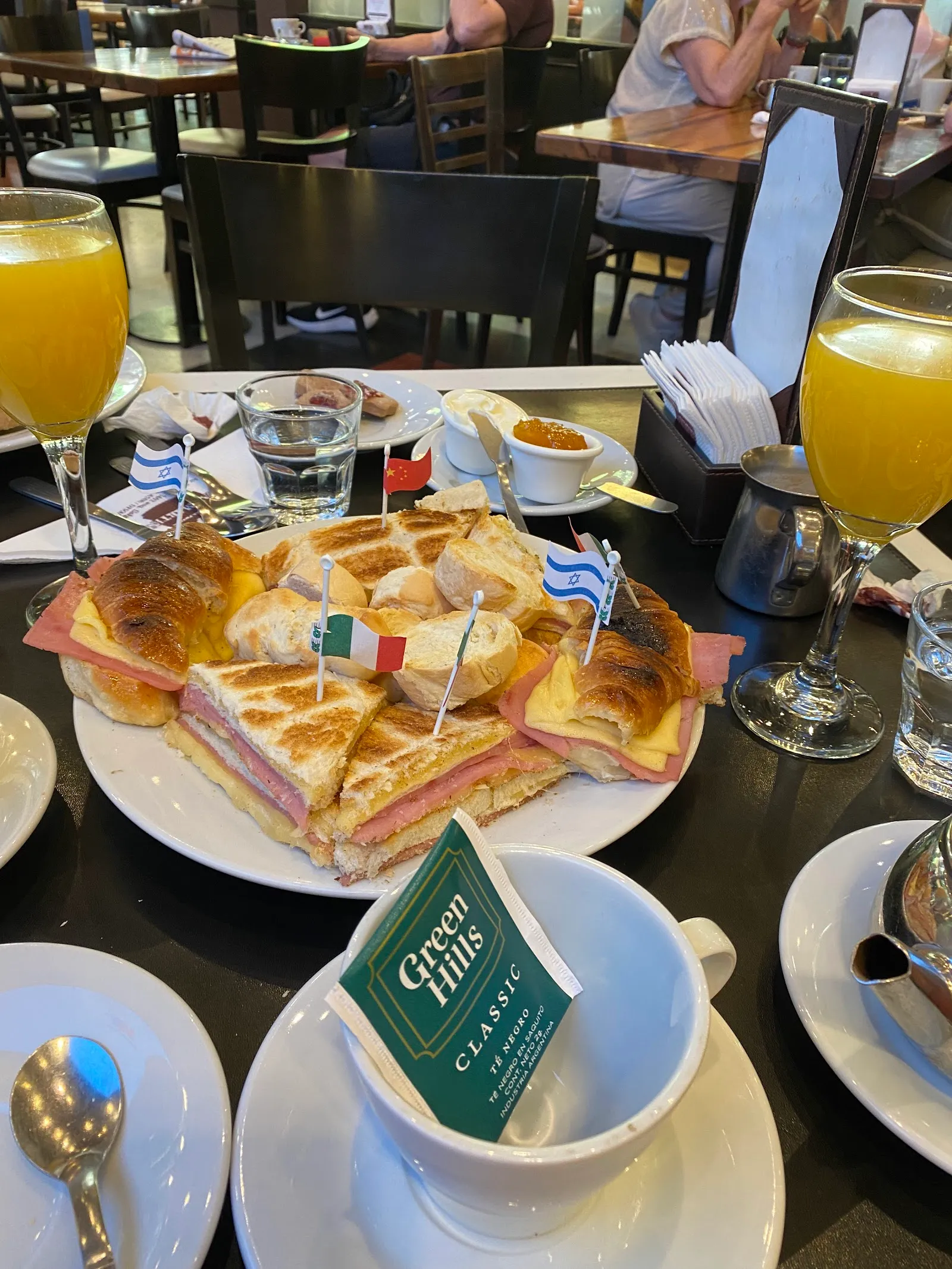 Tostado especial con jugo de naranja en el salón
