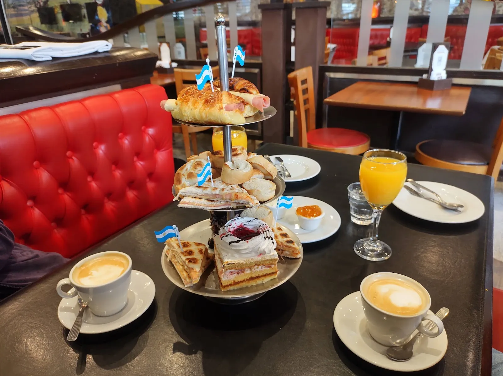 Mesa de té con masas finas junto a los sillones del salón